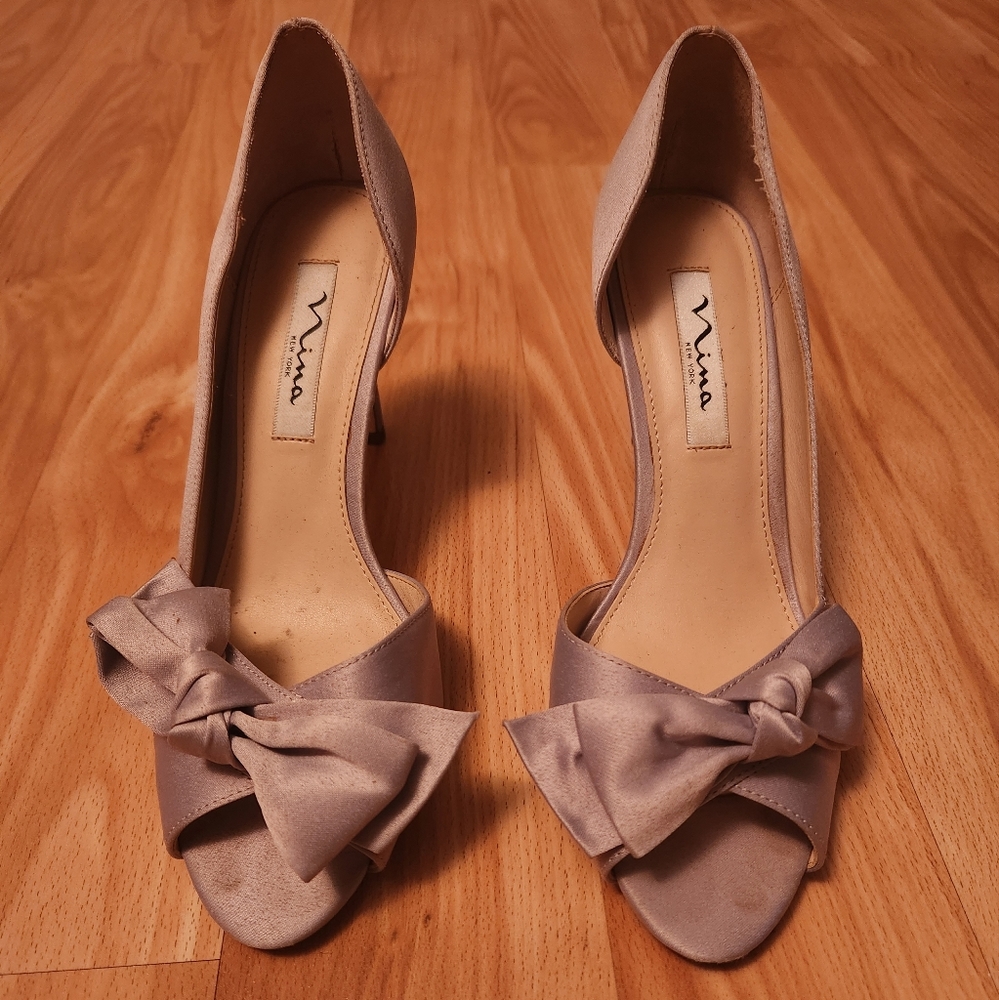 Peep- toe pumps